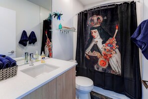 Haartrockner, Handtücher, Seife, Shampoo