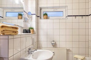 Shower, hair dryer, towels - Apartment 'Tannenblick 2-1' with Shared Garden, Balcony and Wi-Fi (Oberhof)