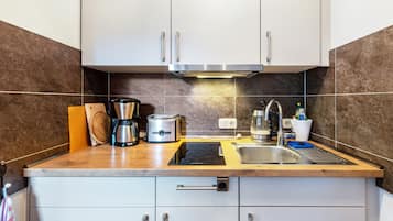 KĂŒhlschrank, Herdplatte, Wasserkocher mit Kaffee-/Teezubehör