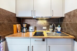Fridge, stovetop, coffee/tea maker, electric kettle
