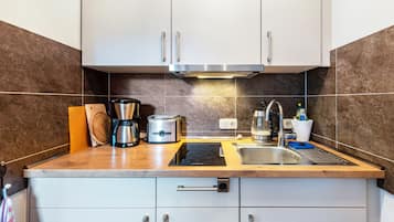 Fridge, stovetop, coffee/tea maker, electric kettle