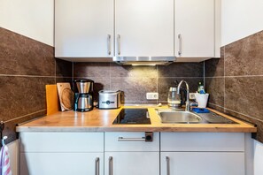 Fridge, stovetop, coffee/tea maker, electric kettle