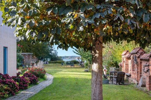 Einzimmerapartment 'Fewo Inselblick - Am Schweriner See' mit Seeblick, privater Terrasse und Wi-Fi