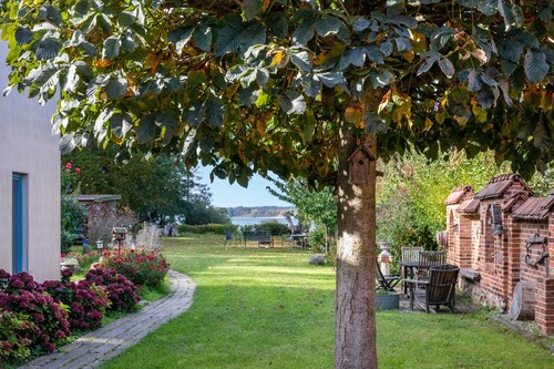 Einzimmerapartment 'Fewo Inselblick - Am Schweriner See' mit Seeblick, privater Terrasse und Wi-Fi