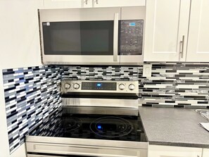 Kühlschrank, Mikrowelle, Wasserkocher mit Kaffee-/Teezubehör