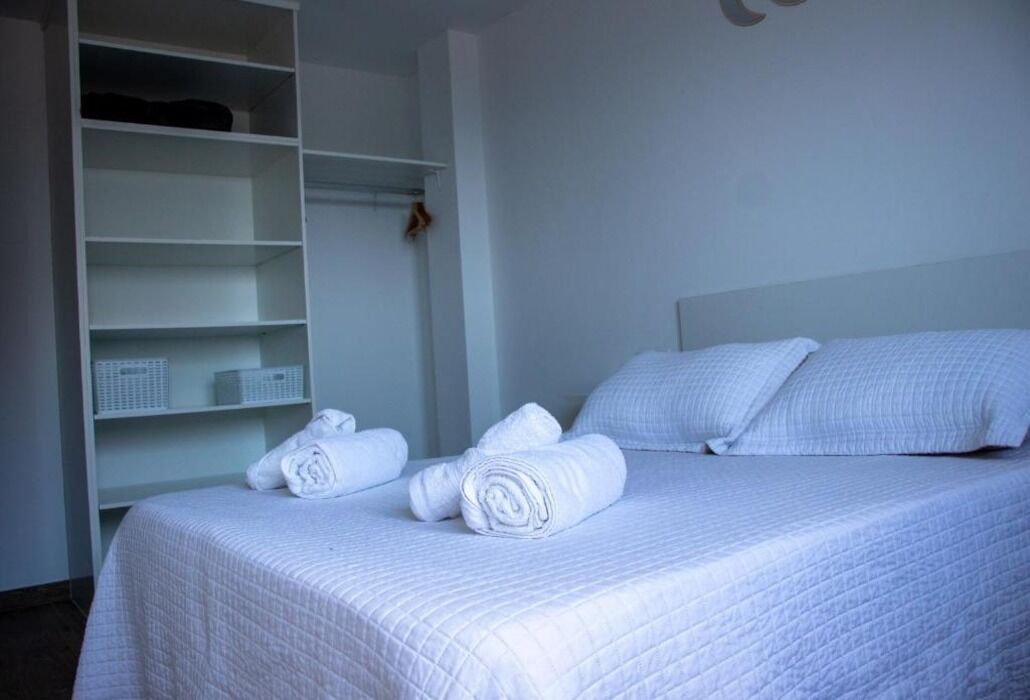 4 slaapkamers, een strijkplank/strijkijzer, gratis wifi, beddengoed