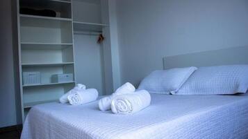 4 slaapkamers, een strijkplank/strijkijzer, gratis wifi, beddengoed