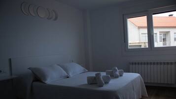 3 slaapkamers, een strijkplank/strijkijzer, gratis wifi, beddengoed