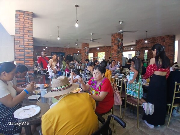 A restaurant with brick walls and hanging lights, featuring tables and chairs for dining. - HOTEL LA ISLA HUATULCO H (Santa María Huatulco)