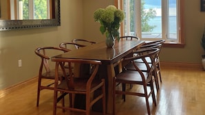 Dining - Lakefront Cottage w/Hot Tub, BBQ Grill, Deck, Fire Pit, Fire Place, Sauna, Dock. (Beaverton)