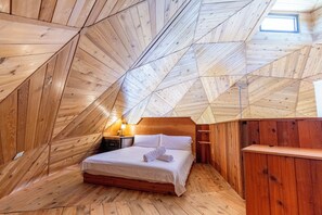 2 bedrooms, WiFi, bed sheets - mountain cabin (Bailey)