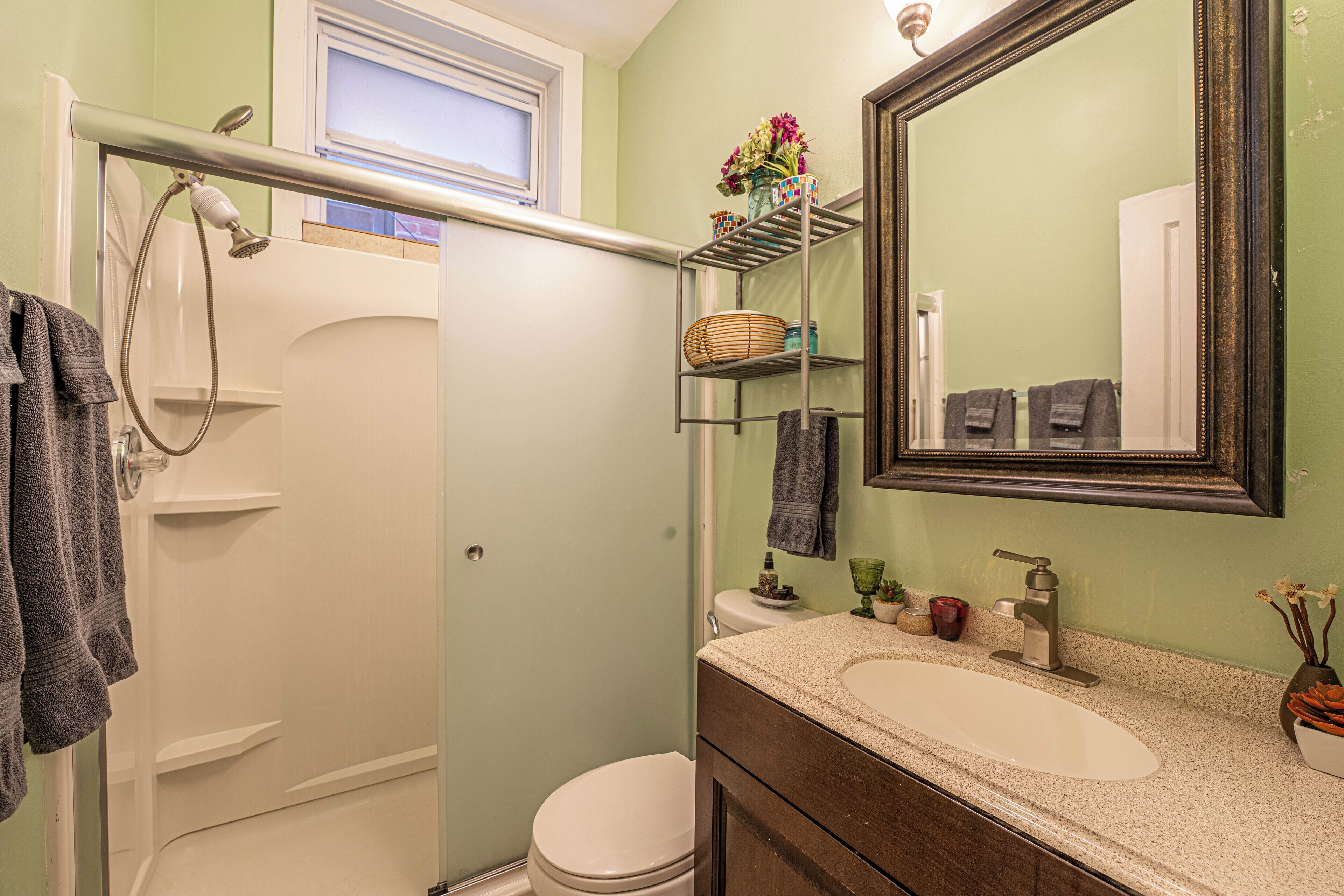 Dusj, hårføner, håndklær og såpe