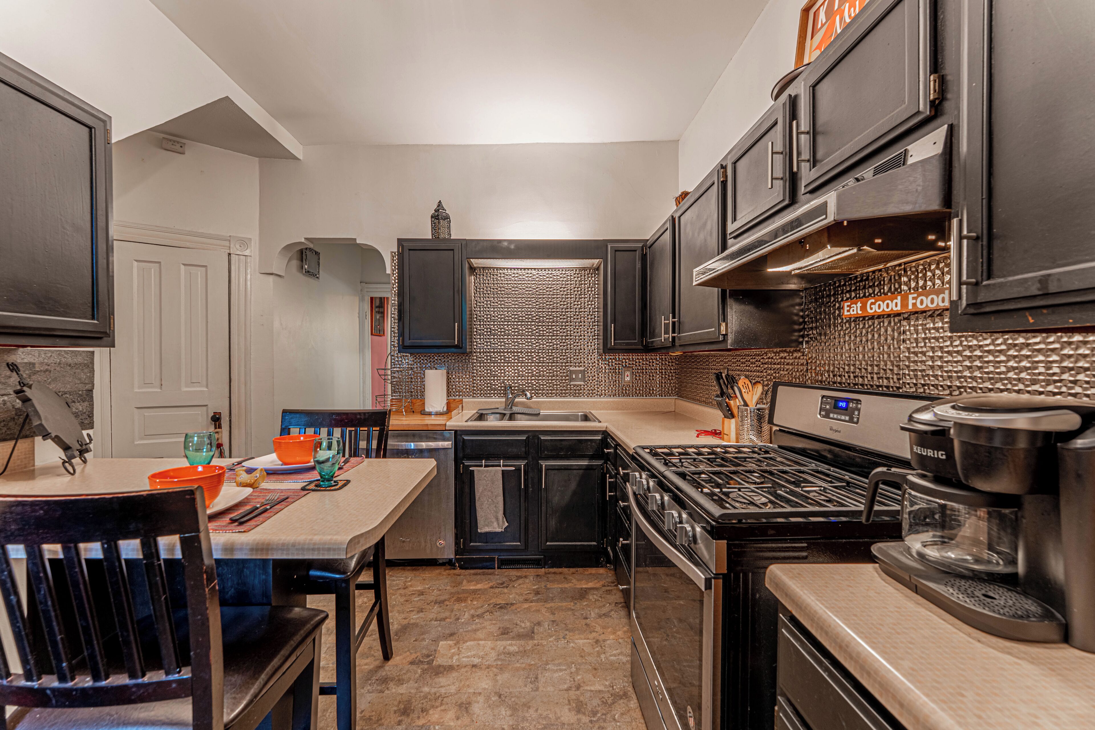 Een oven, een kookplaat, een vaatwasser