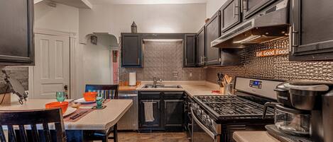 Een oven, een kookplaat, een vaatwasser