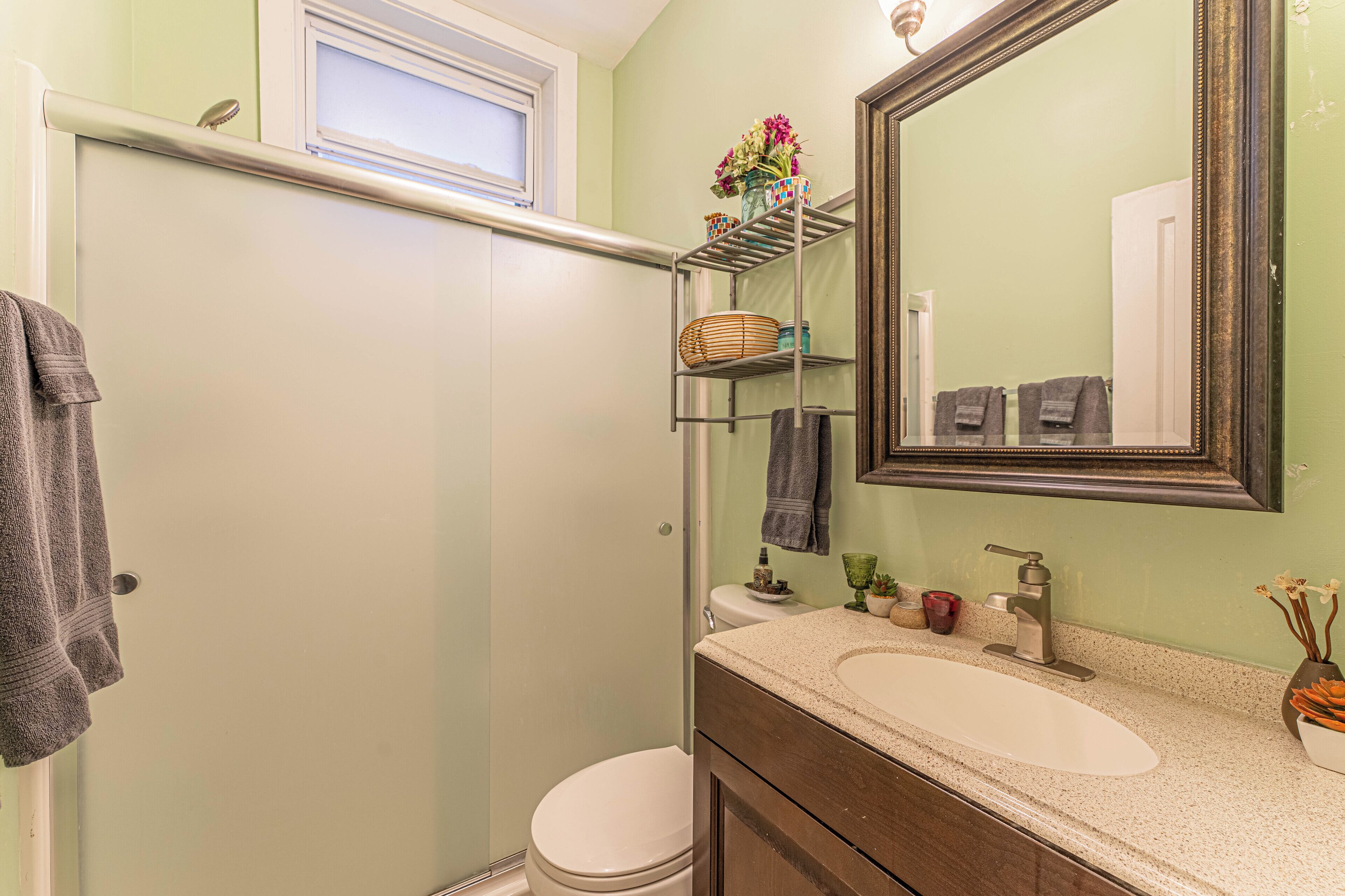 Chuveiro, secador de cabelo, toalhas de banho, sabonete