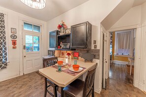 Een oven, een kookplaat, een vaatwasser