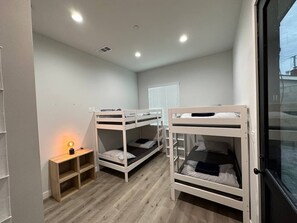 Gemeinsamer Basic-Schlafsaal, Terrasse | Schreibtisch, Bügeleisen/Bügelbrett, kostenloses WLAN