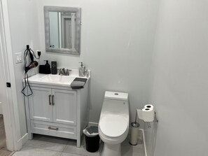 Gemeinsamer Basic-Schlafsaal, Terrasse | Badezimmer | Dusche, Handtücher, Seife, Shampoo