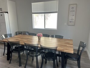 Dortoir partagé de base, patio | Aire de séjour