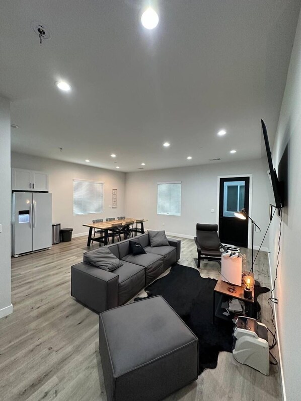 Dortoir Partagé, patio | Coin séjour