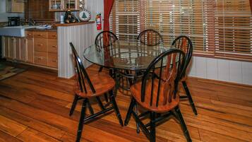 Apartment, Multiple Beds, Hot Tub, Mountain View | 2 bedrooms, individually decorated, individually furnished, bed sheets