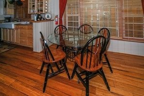 Apartment, Multiple Beds, Hot Tub, Mountain View | 2 bedrooms, individually decorated, individually furnished, bed sheets