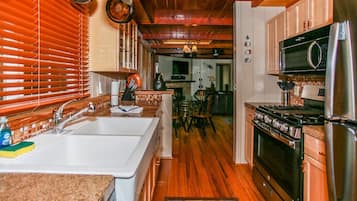 Apartment, Multiple Beds, Hot Tub, Mountain View | Private kitchen | Coffee/tea maker