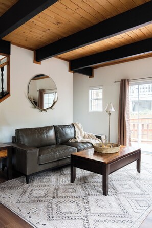 Ferienhaus, Mehrere Betten, Whirlpool, Bergblick | Wohnbereich