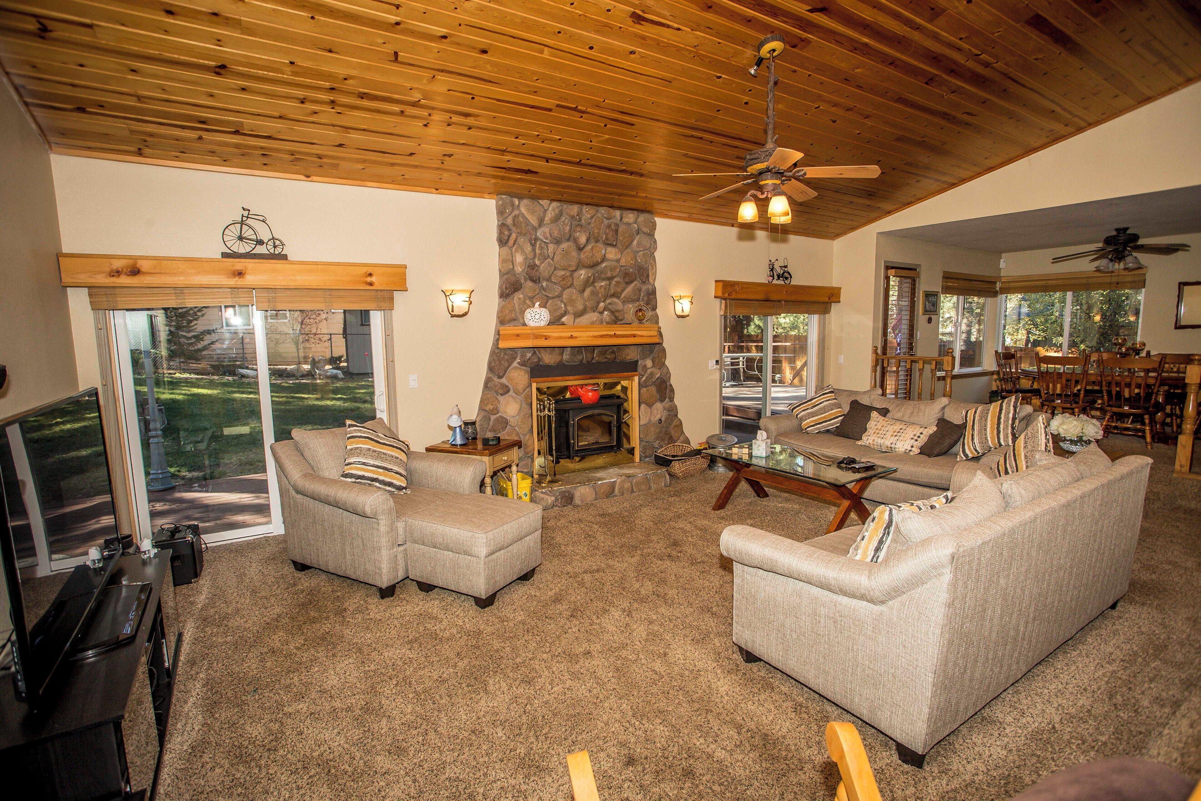 Apartment, Multiple Beds, Patio, Mountain View | Living area | Fireplace, MP3 dock