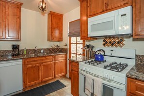 Private kitchen - Maple Hill Lodge (Big Bear City)