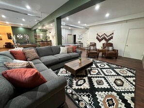 Ház, több ágy, pezsgőfürdő, kilátással a hegyre | Nappalirész