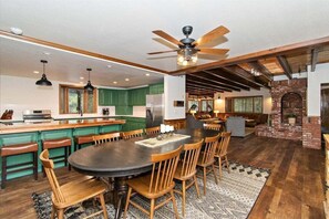 하우스, 침대(여러 개), 온수 욕조, 산 전망 | 7 개의 침실, 각각 다른 스타일의 인테리어, 각각 다르게 가구 비치, 침대 시트