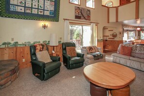 Ferienhaus, Mehrere Betten, Kamin, Bergblick | Wohnbereich