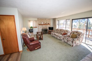 Cabin, Multiple Beds, Balcony, Mountain View | Living area | Fireplace - Somen (Big Bear Lake)