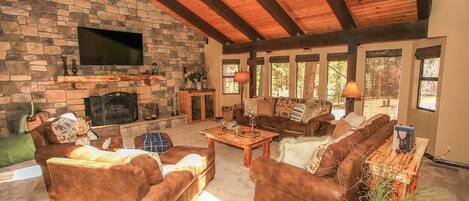 キャビン ベッド (複数台) スパ浴槽 マウンテンビュー | リビング エリア | 暖炉