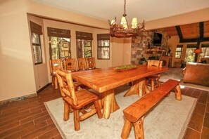 小屋, 多张床, 热水浴缸, 山景 | 客房内用餐