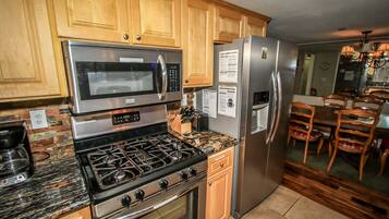 Kondominium, Beberapa Tempat Tidur, balkon, pemandangan gunung | Dapur pribadi | Mesin pembuat kopi/teh