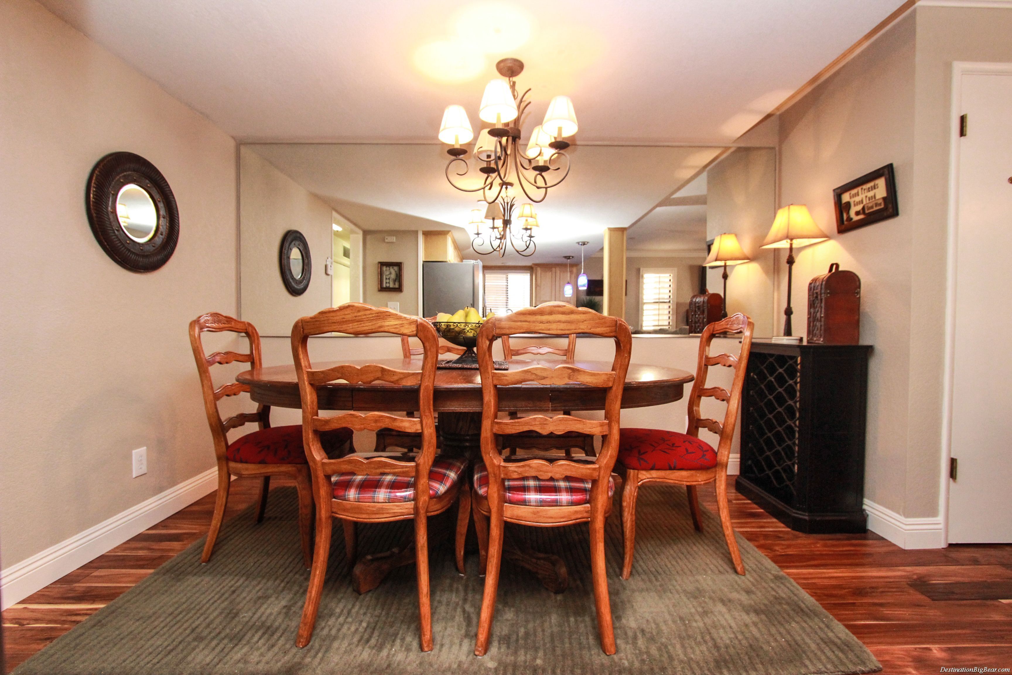 Condo, nhiều giường, ban công, quang cảnh núi | Khu vực ăn uống tại phòng