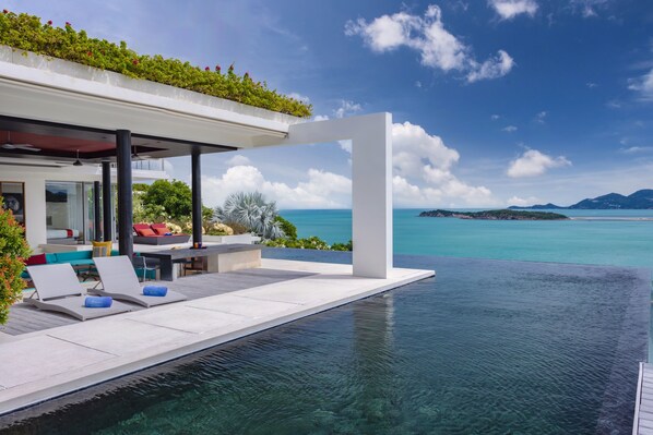 Outdoor pool, pool umbrellas, pool loungers - Villa Sangkachai (Koh Samui)