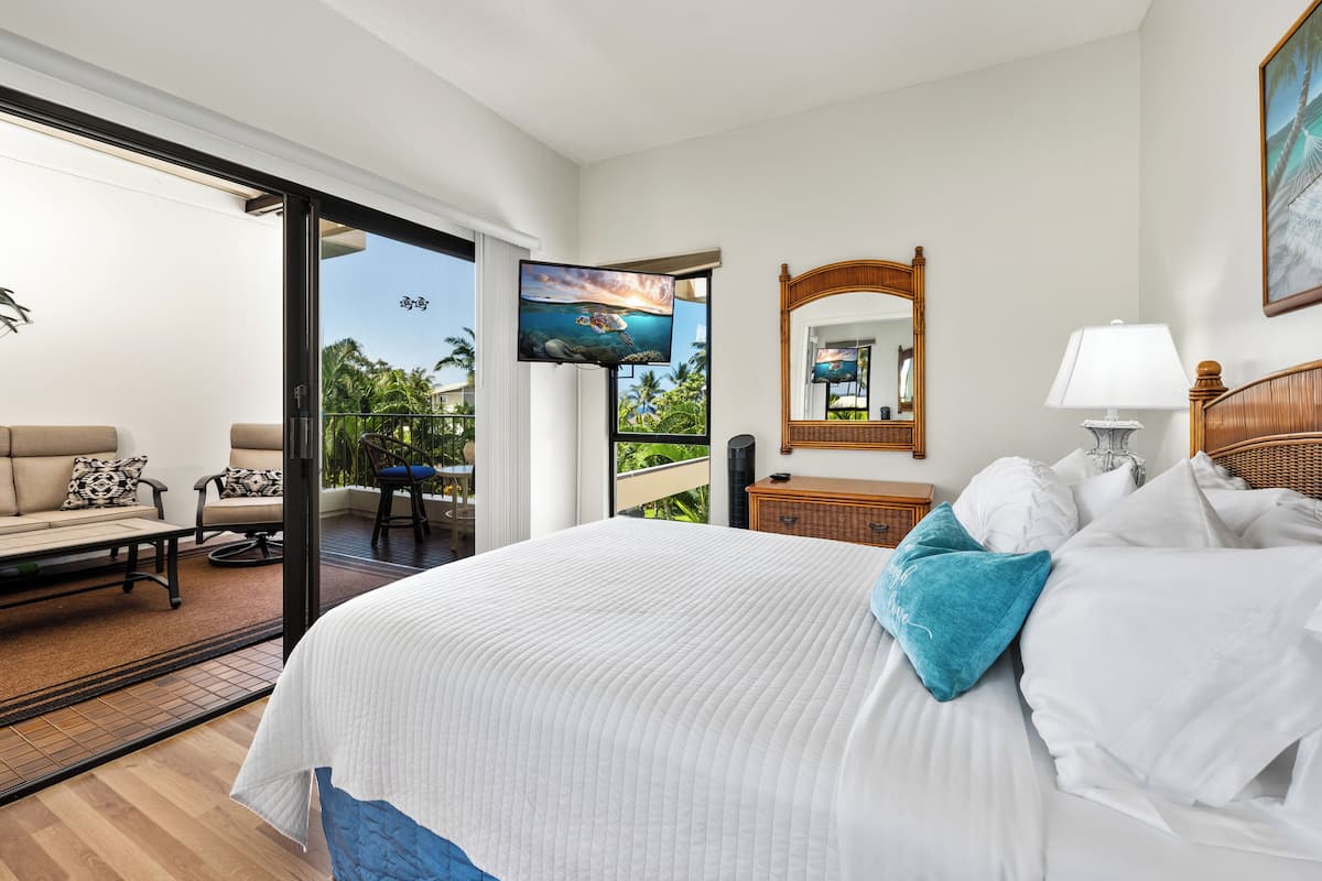Room, 1 Queen Bed, Partial Ocean View | Iron/ironing board