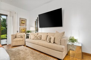 Studio, Garden View | Living area | 32-inch Smart TV with cable channels - Castle at Royal Sea Cliff  (Kailua-Kona)