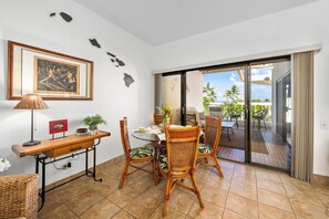 Room, 1 Katil Ratu (Queen), Partial Ocean View | Ruang tamu | 32 inci sebuah televisyen pintar dengan kabel