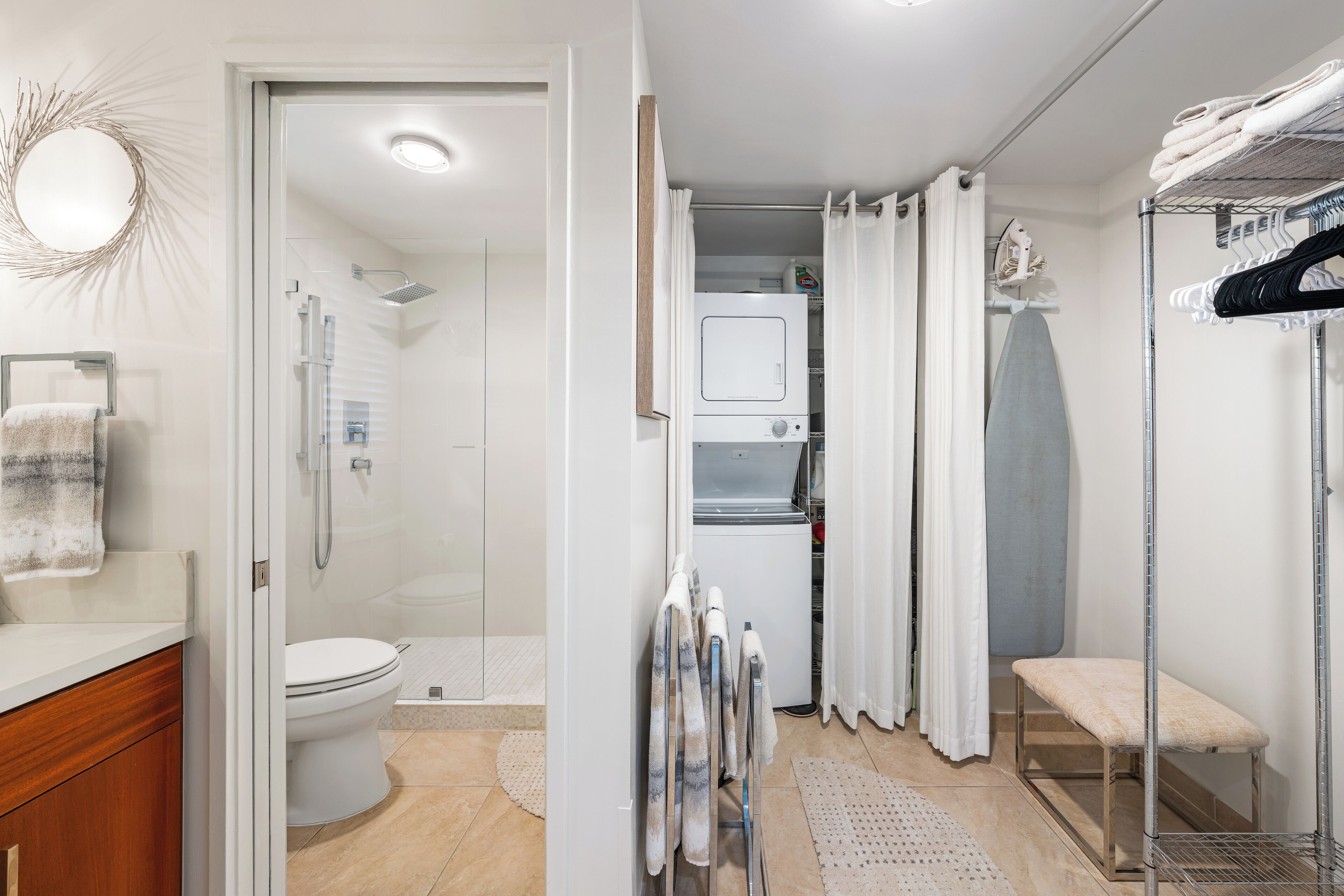 Un baño moderno con ducha, inodoro y un tendedero.