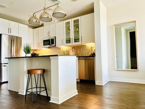 Microwave, oven, stovetop, dishwasher - Charming 1-bedroom apartment with views (Dallas)