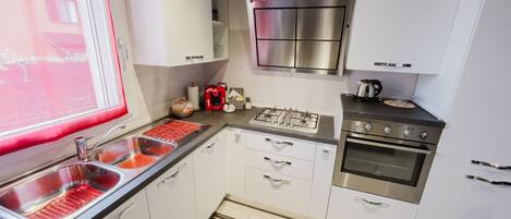 Kühlschrank, Mikrowelle, Ofen, Geschirrspüler