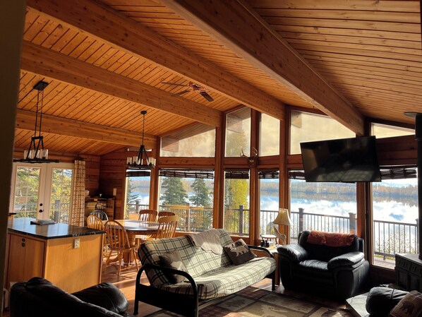 Smart TV, chimenea, reproductor de DVD, futbolito