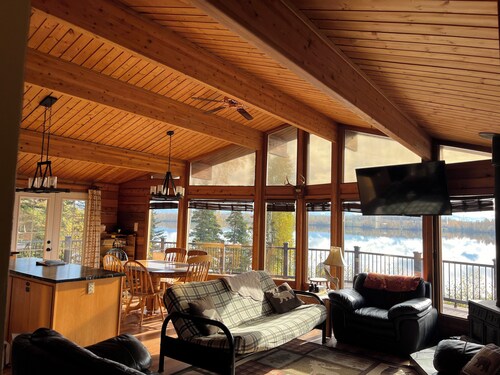 Jody's Lakehouse. Cozy 2-bedroom lakefront cedar home with hot tub in Wasilla