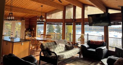 Jody's Lakehouse. Cozy 2-bedroom lakefront cedar home with hot tub in Wasilla