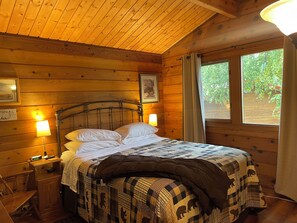 2 habitaciones, escritorio y tabla de planchar con plancha