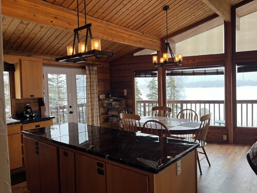 Jody's Lakehouse. Cozy 2-bedroom lakefront cedar home with hot tub in Wasilla
